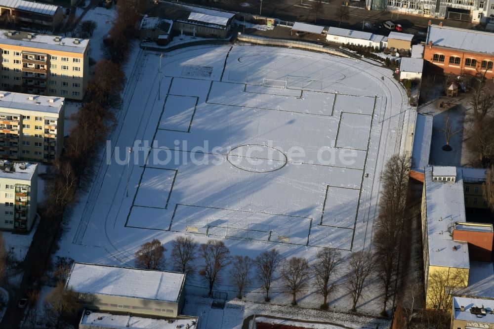 Luftaufnahme Magdeburg - Winterlich schneebedecktes Fussballstadion des Vereins Post SV an der Spielhagenstraße in Magdeburg im Bundesland Sachsen-Anhalt