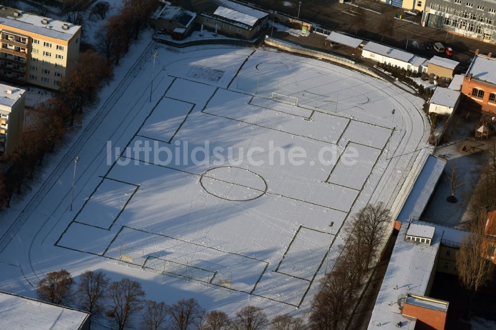 Magdeburg von oben - Winterlich schneebedecktes Fussballstadion des Vereins Post SV an der Spielhagenstraße in Magdeburg im Bundesland Sachsen-Anhalt