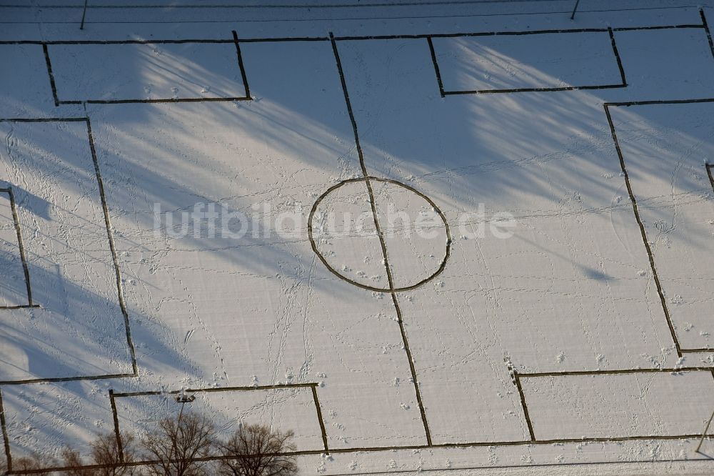 Magdeburg aus der Vogelperspektive: Winterlich schneebedecktes Fussballstadion des Vereins Post SV an der Spielhagenstraße in Magdeburg im Bundesland Sachsen-Anhalt