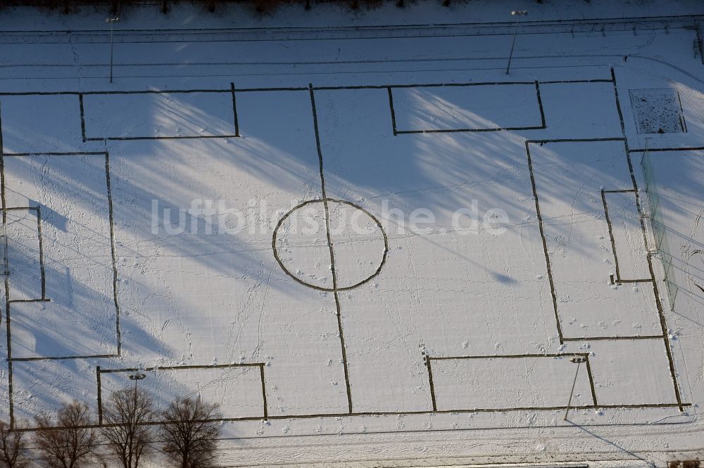 Luftbild Magdeburg - Winterlich schneebedecktes Fussballstadion des Vereins Post SV an der Spielhagenstraße in Magdeburg im Bundesland Sachsen-Anhalt