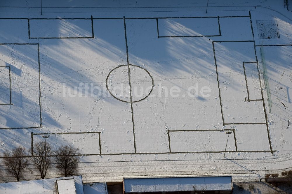 Luftaufnahme Magdeburg - Winterlich schneebedecktes Fussballstadion des Vereins Post SV an der Spielhagenstraße in Magdeburg im Bundesland Sachsen-Anhalt