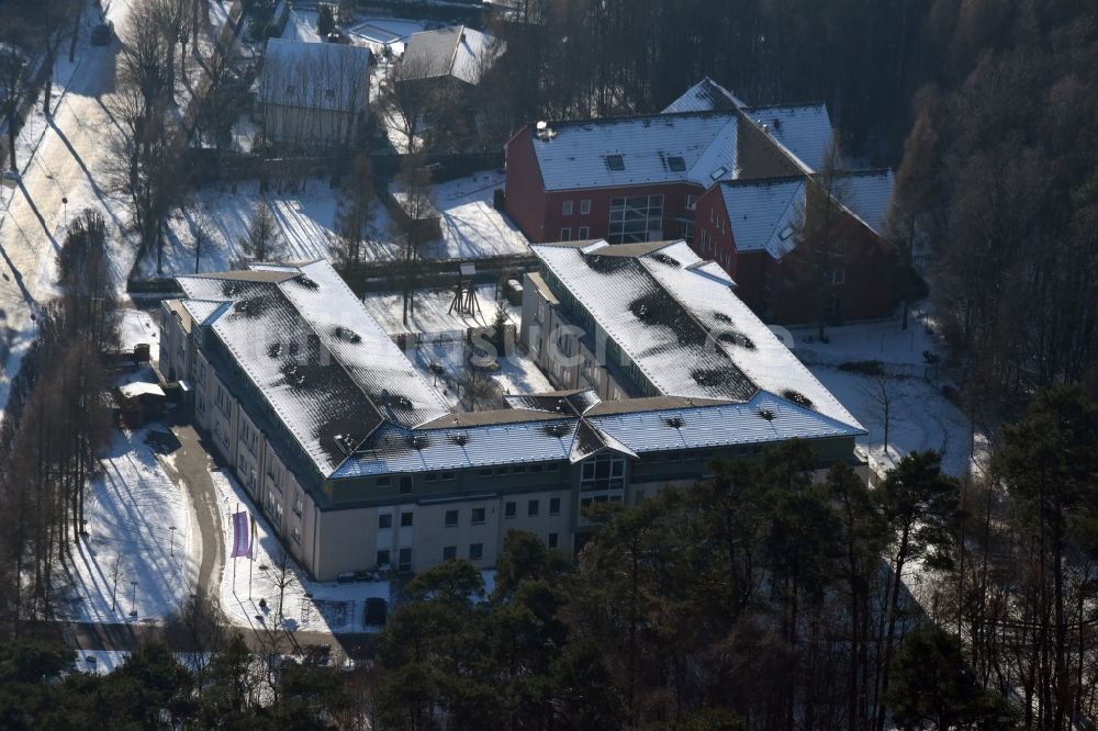 Luftbild Hohen Neuendorf - Winterlich schneebedecktes Gebäude des Altersheim - Seniorenresidenz der Seniorenzentrum Elisabeth an der Herthastraße in Hohen Neuendorf im Bundesland Brandenburg