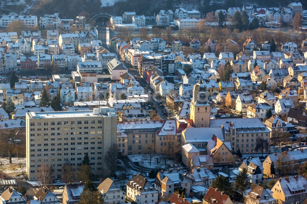 Arnsberg von oben - Winterlich schneebedecktes Gebäude der Bezirksregierung in Arnsberg im Bundesland Nordrhein-Westfalen