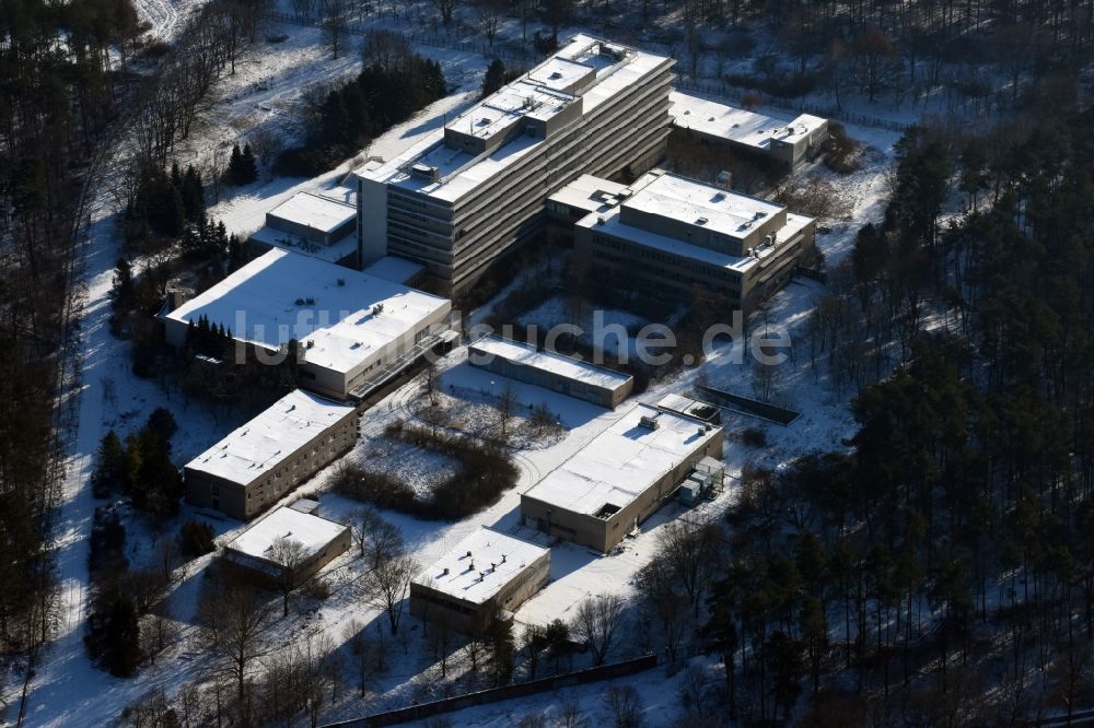 Luftbild Berlin - Winterlich schneebedecktes Gebäude des ehemaligen Krankenhaus des MfS Ministerium für Staatssicherheit der DDR an der Hobrechtsfelder Chausseestraße / Wiltbergstraße in Berlin Buch