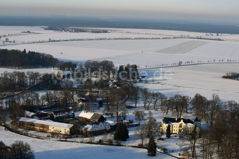 Luftaufnahme Krüssau - Winterlich schneebedecktes Gebäude und Parkanlagen des Gutshauses und Herrenhauses Brandenstein in Krüssau im Bundesland Sachsen-Anhalt