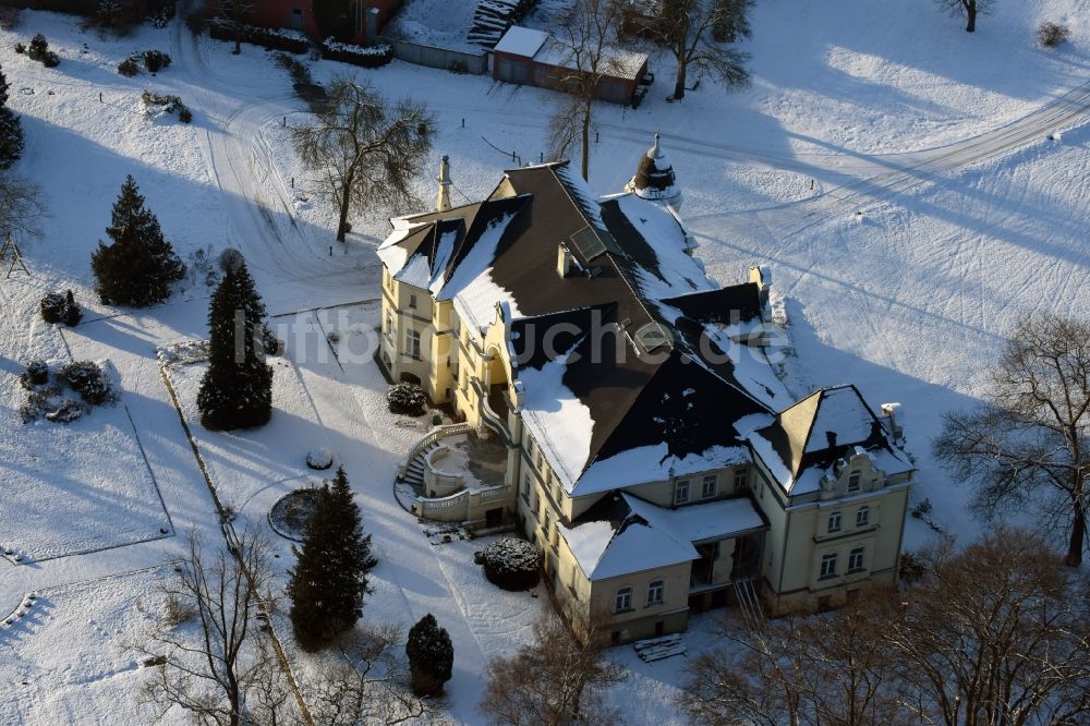 Luftbild Krüssau - Winterlich schneebedecktes Gebäude und Parkanlagen des Gutshauses und Herrenhauses Brandenstein in Krüssau im Bundesland Sachsen-Anhalt