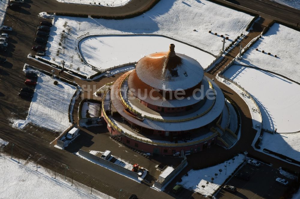 Hohen Neuendorf von oben - Winterlich schneebedecktes Gebäude des Restaurant Himmelspagode in Hohen Neuendorf im Bundesland Brandenburg