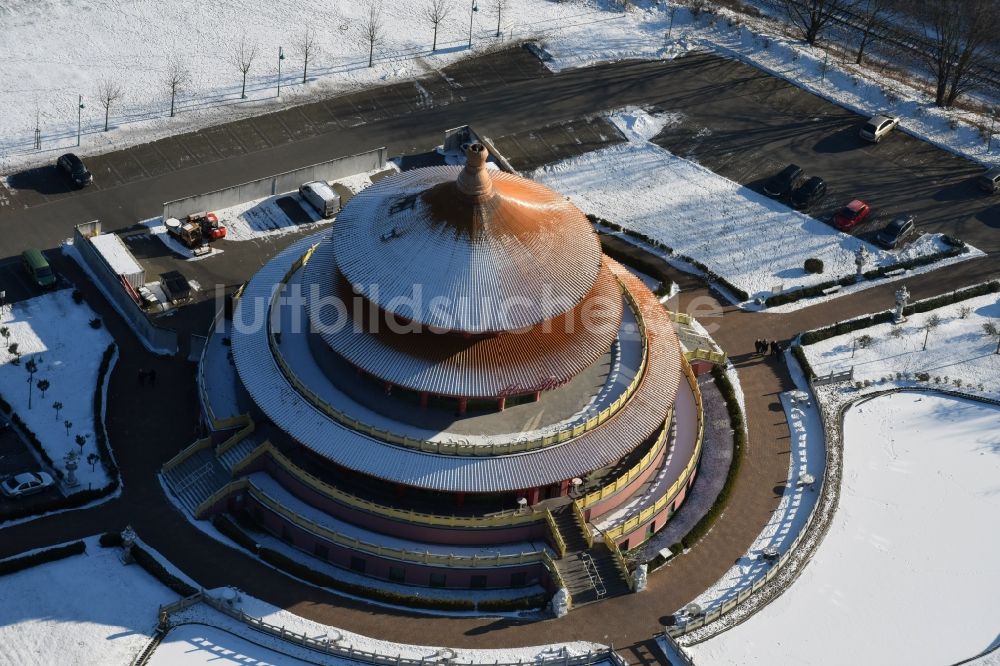 Hohen Neuendorf aus der Vogelperspektive: Winterlich schneebedecktes Gebäude des Restaurant Himmelspagode in Hohen Neuendorf im Bundesland Brandenburg