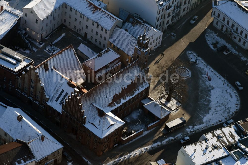 Brandenburg an der Havel von oben - Winterlich schneebedecktes Gebäude der Stadtverwaltung - Altstädtisches Rathaus am Marktplatz Altstädtischer Markt in Brandenburg an der Havel im Bundesland Brandenburg