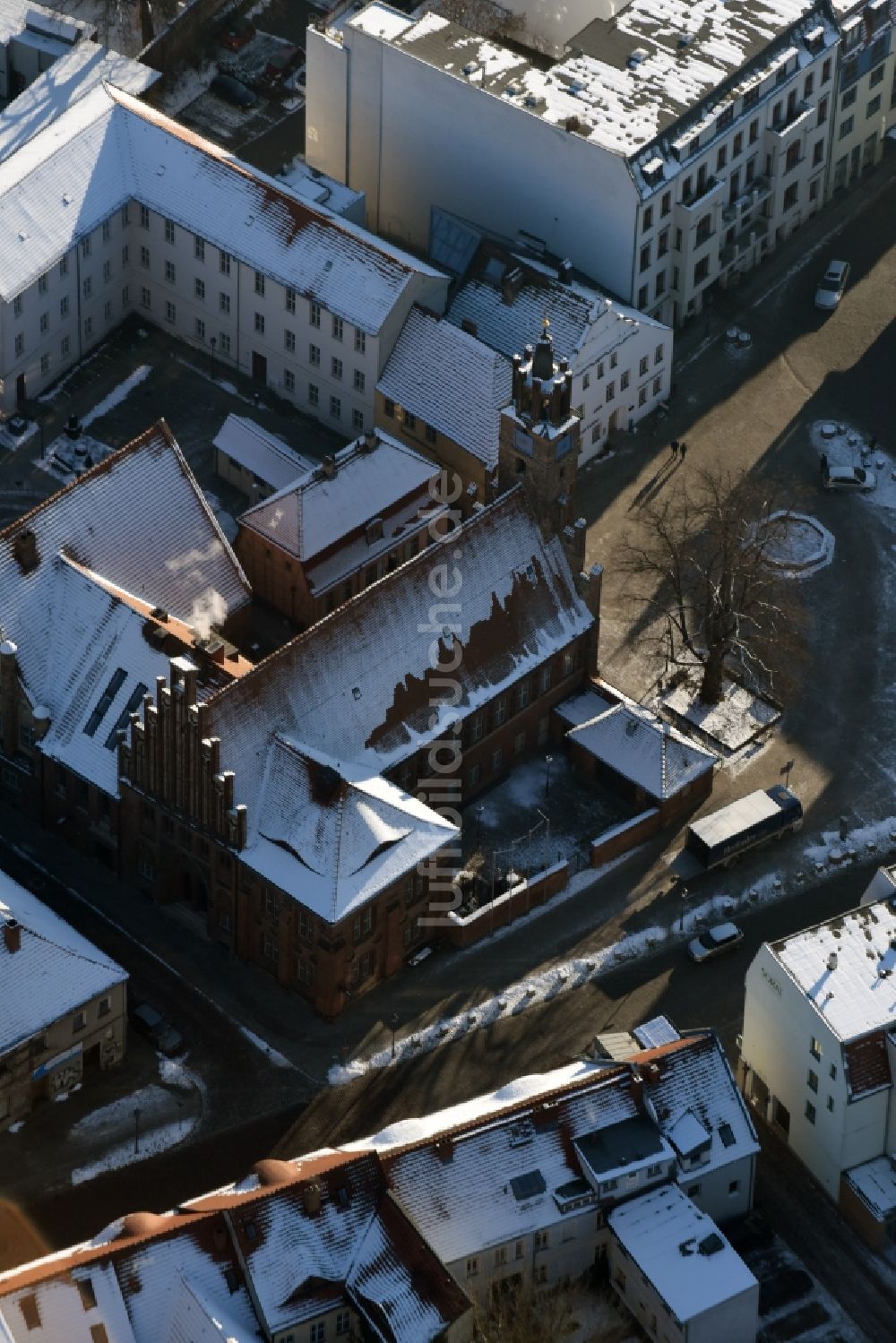 Brandenburg an der Havel aus der Vogelperspektive: Winterlich schneebedecktes Gebäude der Stadtverwaltung - Altstädtisches Rathaus am Marktplatz Altstädtischer Markt in Brandenburg an der Havel im Bundesland Brandenburg