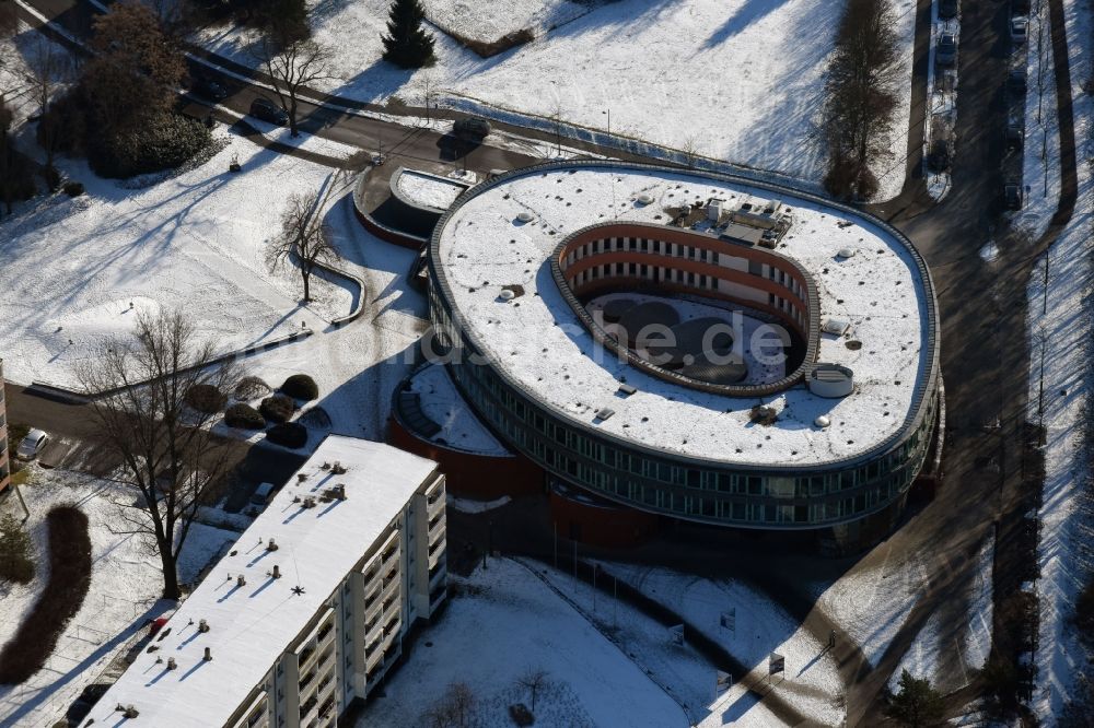 Hennigsdorf aus der Vogelperspektive: Winterlich schneebedecktes Gebäude der Stadtverwaltung - Rathaus in Hennigsdorf im Bundesland Brandenburg