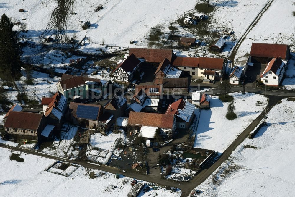 Luftbild Weilar - Winterlich schneebedecktes Gehöft eines Bauernhofes am Rand von bestellten Feldern in Weilar im Bundesland Thüringen