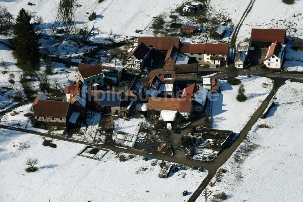 Luftaufnahme Weilar - Winterlich schneebedecktes Gehöft eines Bauernhofes am Rand von bestellten Feldern in Weilar im Bundesland Thüringen