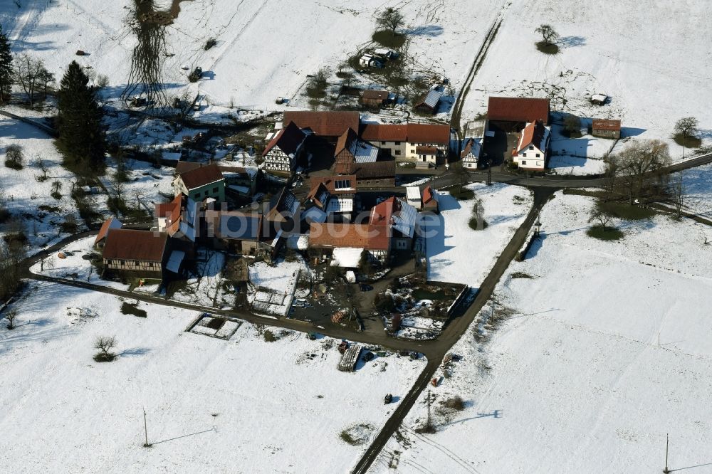 Weilar von oben - Winterlich schneebedecktes Gehöft eines Bauernhofes am Rand von bestellten Feldern in Weilar im Bundesland Thüringen