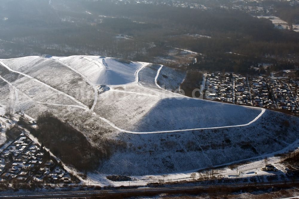 Berlin von oben - Winterlich schneebedecktes Gelände der aufgeschütteten Mülldeponie in Berlin