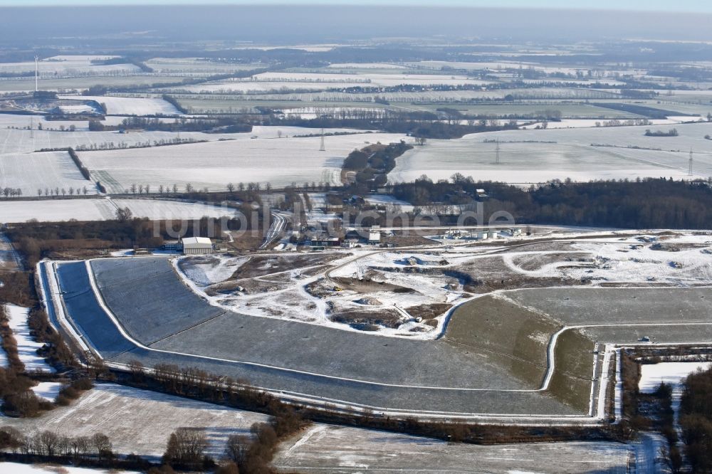 Ketzin aus der Vogelperspektive: Winterlich schneebedecktes Gelände der aufgeschütteten Mülldeponie in Ketzin im Bundesland Brandenburg