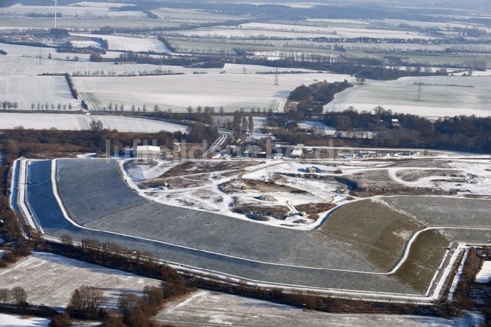 Ketzin von oben - Winterlich schneebedecktes Gelände der aufgeschütteten Mülldeponie in Ketzin im Bundesland Brandenburg