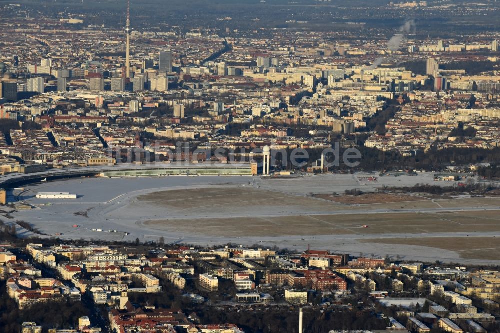 Berlin aus der Vogelperspektive: Winterlich schneebedecktes Gelände des ehemaligen Flughafens Berlin-Tempelhof Tempelhofer Freiheit im Ortsteil Tempelhof in Berlin