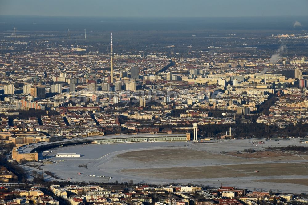 Luftbild Berlin - Winterlich schneebedecktes Gelände des ehemaligen Flughafens Berlin-Tempelhof Tempelhofer Freiheit im Ortsteil Tempelhof in Berlin