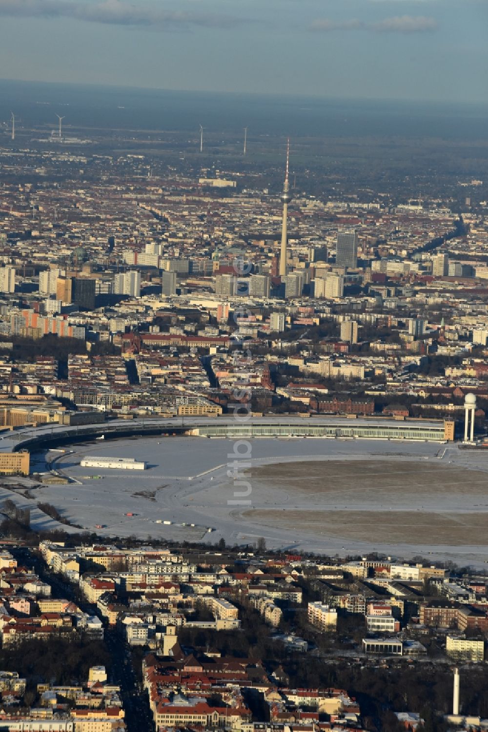 Berlin von oben - Winterlich schneebedecktes Gelände des ehemaligen Flughafens Berlin-Tempelhof Tempelhofer Freiheit im Ortsteil Tempelhof in Berlin