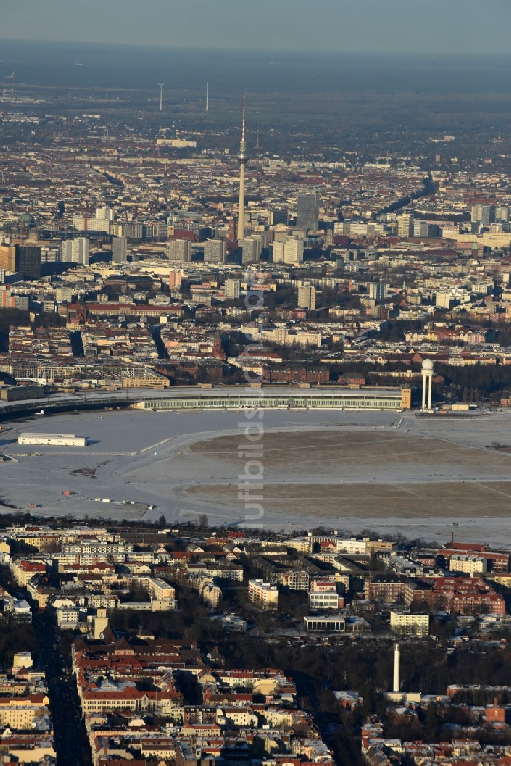 Berlin aus der Vogelperspektive: Winterlich schneebedecktes Gelände des ehemaligen Flughafens Berlin-Tempelhof Tempelhofer Freiheit im Ortsteil Tempelhof in Berlin