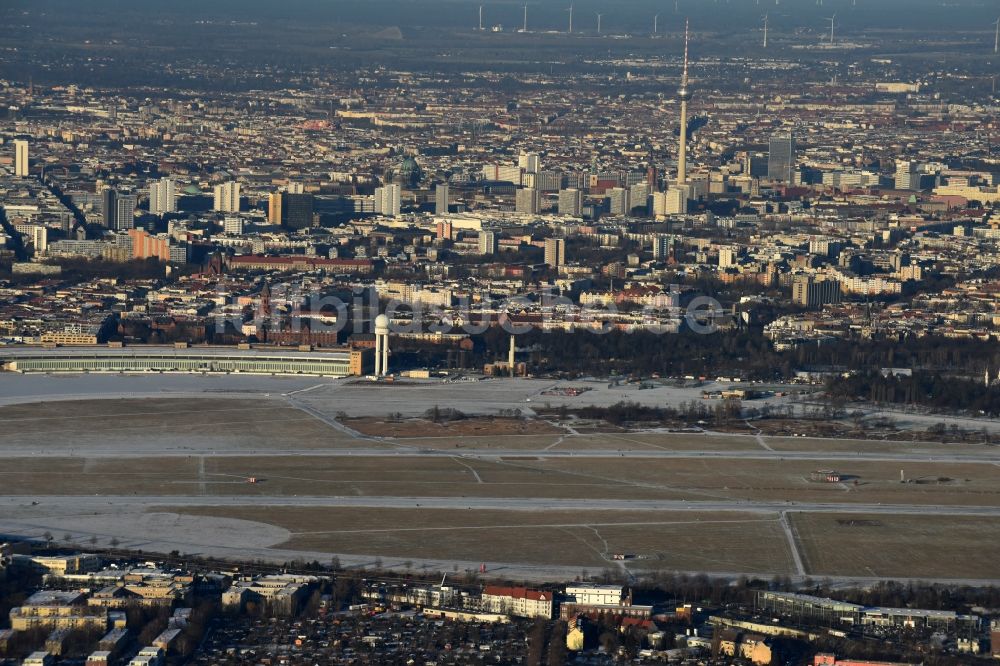 Luftbild Berlin - Winterlich schneebedecktes Gelände des ehemaligen Flughafens Berlin-Tempelhof Tempelhofer Freiheit im Ortsteil Tempelhof in Berlin