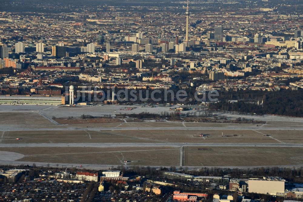 Luftaufnahme Berlin - Winterlich schneebedecktes Gelände des ehemaligen Flughafens Berlin-Tempelhof Tempelhofer Freiheit im Ortsteil Tempelhof in Berlin