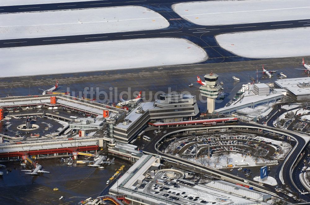 Berlin von oben - Winterlich schneebedecktes Gelände des Flughafen in Berlin