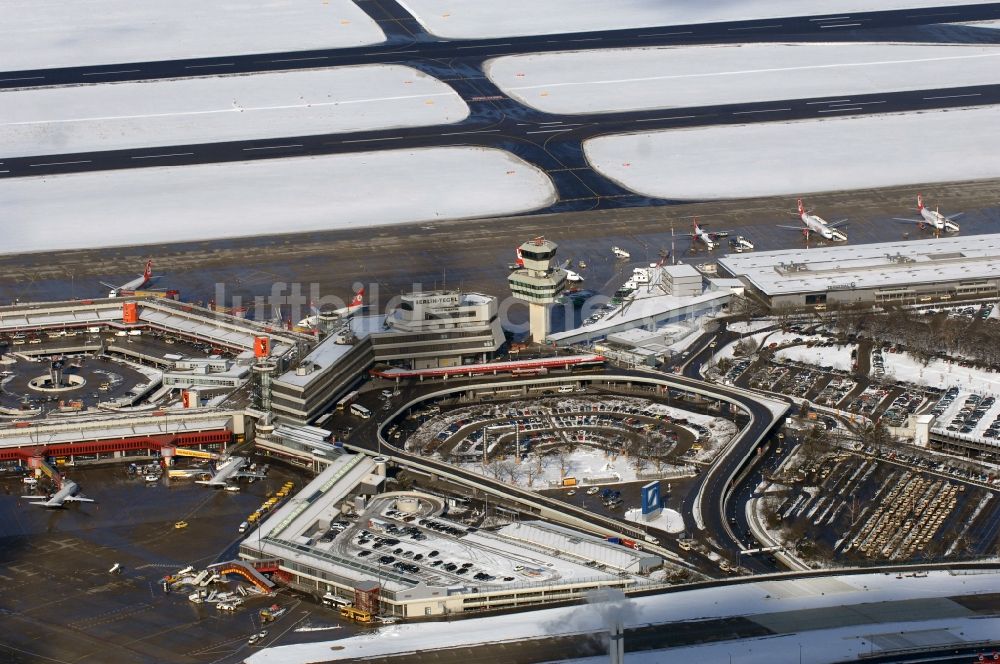 Berlin aus der Vogelperspektive: Winterlich schneebedecktes Gelände des Flughafen in Berlin