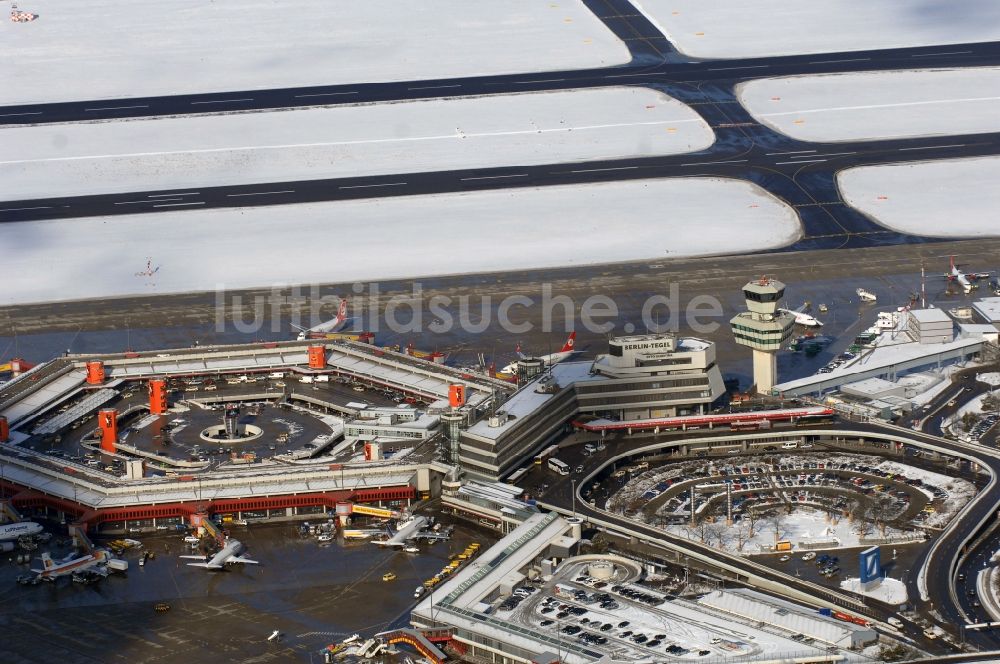 Luftbild Berlin - Winterlich schneebedecktes Gelände des Flughafen in Berlin