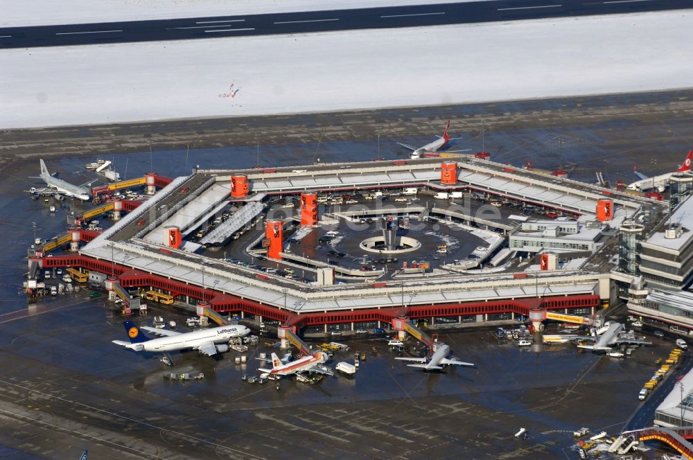 Luftaufnahme Berlin - Winterlich schneebedecktes Gelände des Flughafen in Berlin