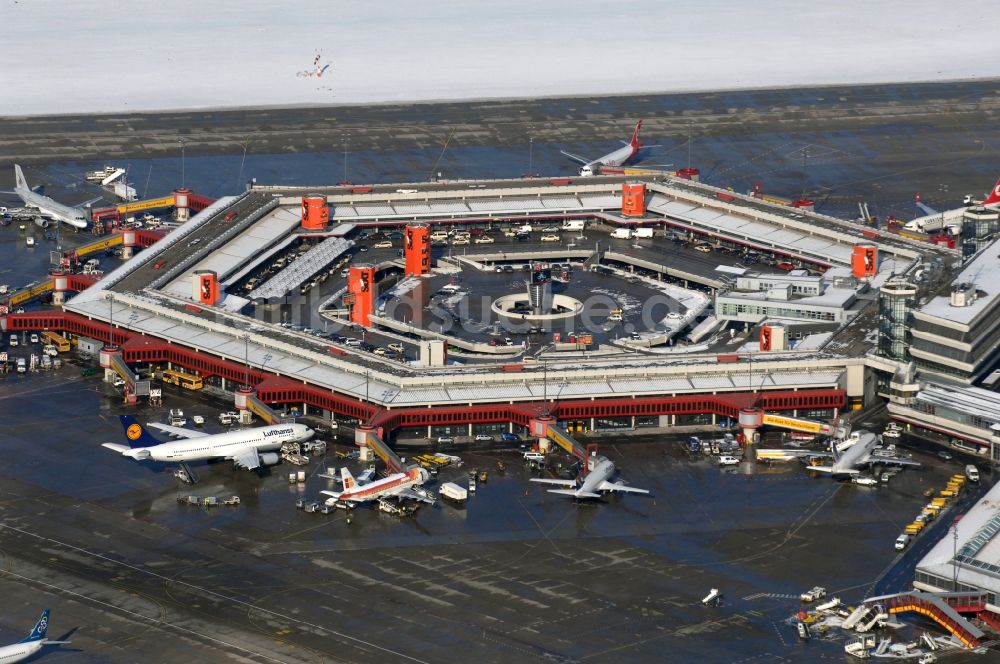 Berlin von oben - Winterlich schneebedecktes Gelände des Flughafen in Berlin