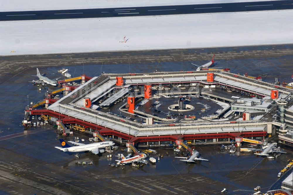 Berlin aus der Vogelperspektive: Winterlich schneebedecktes Gelände des Flughafen in Berlin