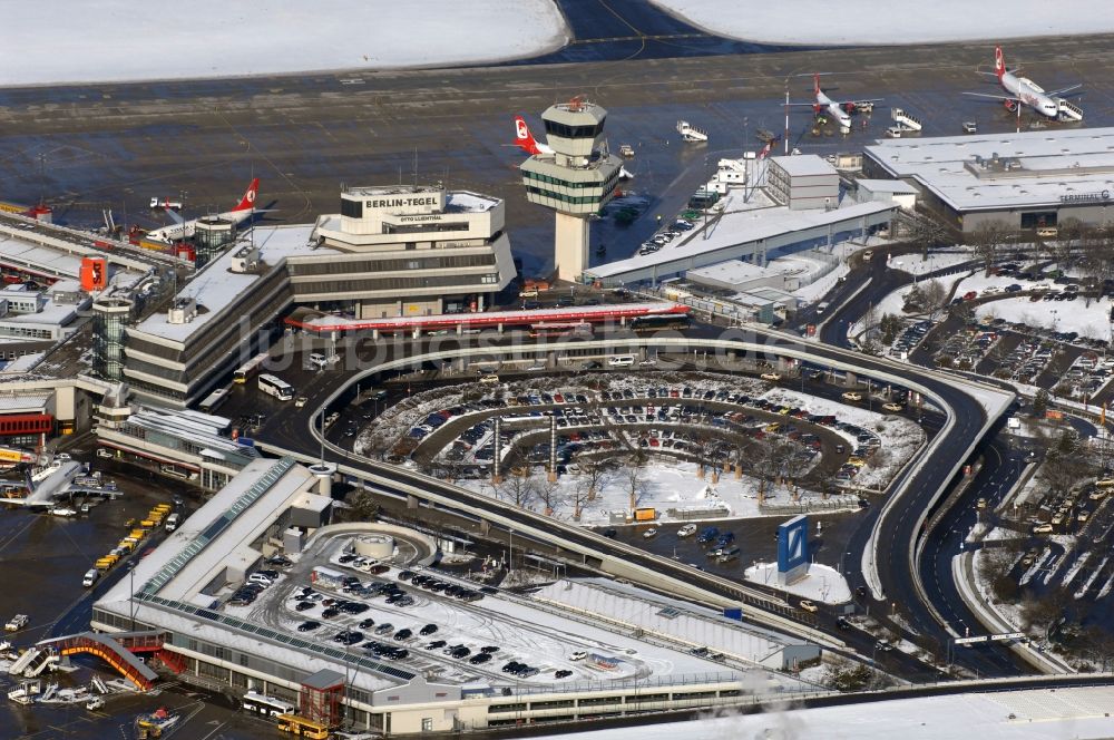 Luftbild Berlin - Winterlich schneebedecktes Gelände des Flughafen in Berlin