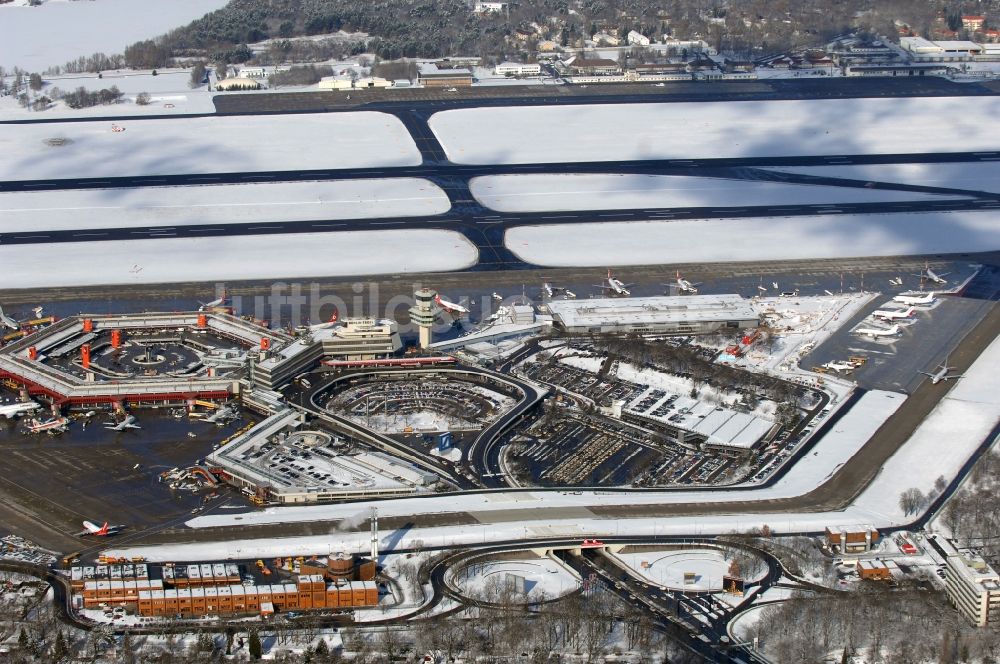 Berlin von oben - Winterlich schneebedecktes Gelände des Flughafen in Berlin