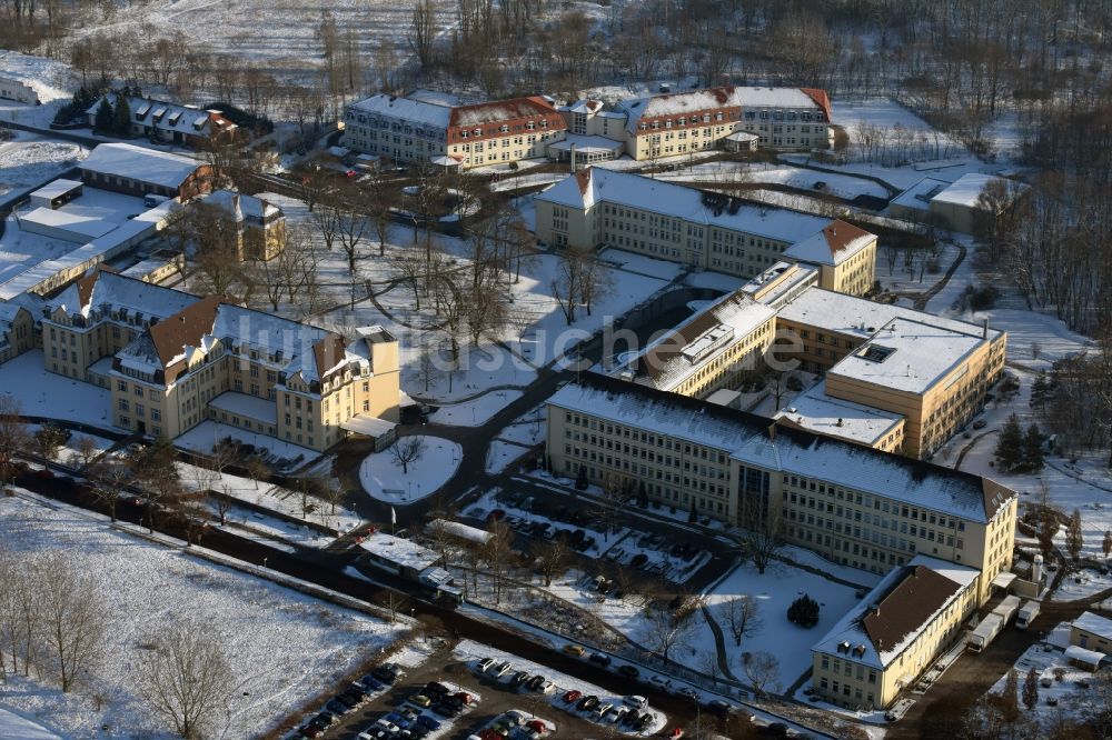 Luftbild Burg - Winterlich schneebedecktes Gelände des Kreiskrankenhauses Jerichower Land in Burg im Bundesland Sachsen-Anhalt