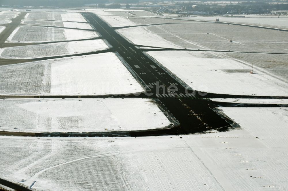 Schönefeld aus der Vogelperspektive: Winterlich schneebedecktes Gelände der Startbahn - Landebahn des Flughafen in Schönefeld im Bundesland Brandenburg