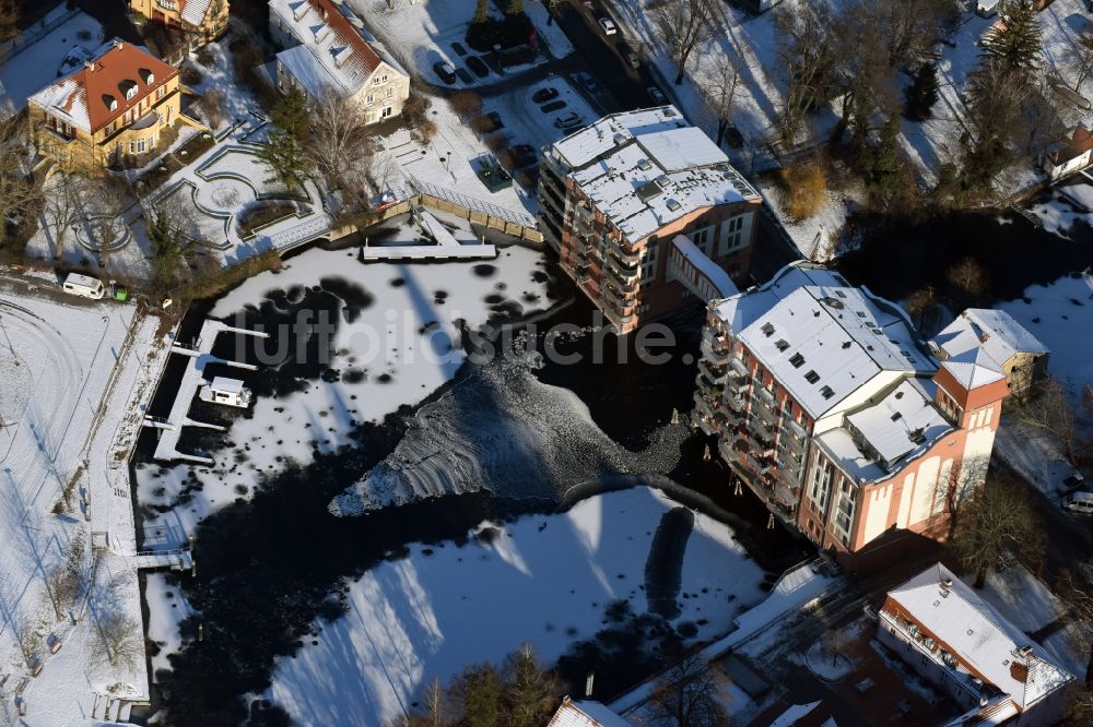 Luftaufnahme Brandenburg an der Havel - Winterlich schneebedecktes historisches Wohngebäude Burgmühle an der Krakauer Straße in Brandenburg an der Havel im Bundesland Brandenburg