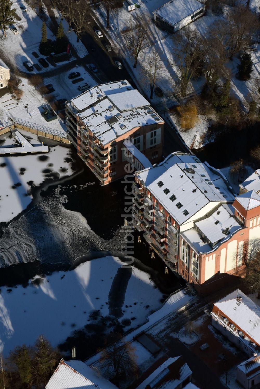 Brandenburg an der Havel von oben - Winterlich schneebedecktes historisches Wohngebäude Burgmühle an der Krakauer Straße in Brandenburg an der Havel im Bundesland Brandenburg