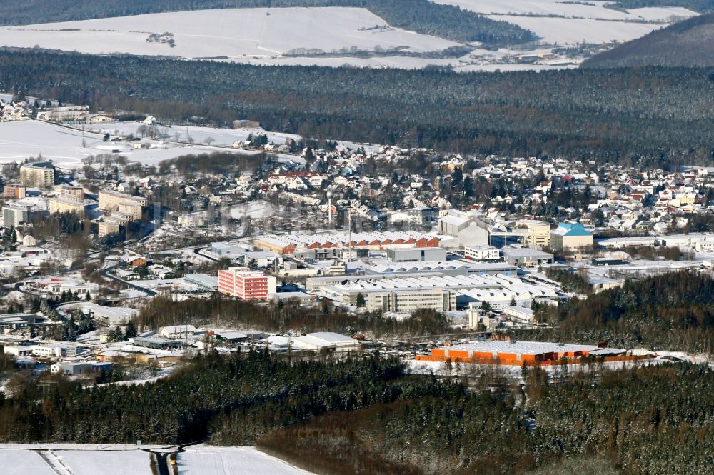 Luftbild Ilmenau - Winterlich schneebedecktes Industrie- und Gewerbegebiet in Ilmenau im Bundesland Thüringen