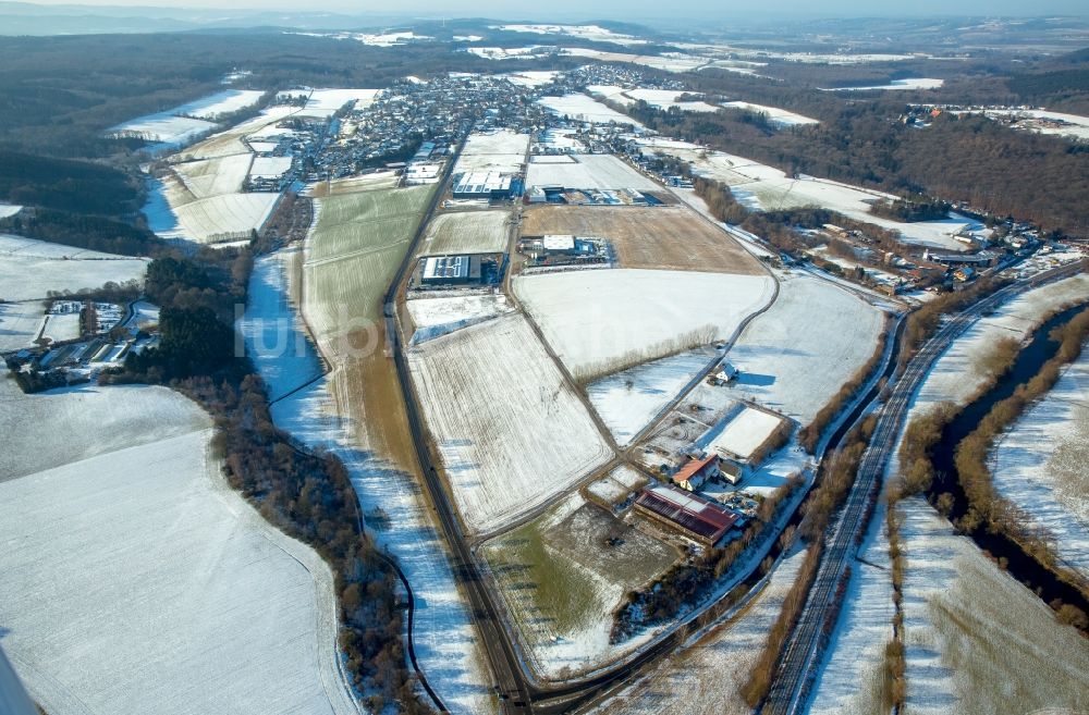 Arnsberg aus der Vogelperspektive: Winterlich schneebedecktes Industrie- und Gewerbegebiet im Ortsteil Bachum in Arnsberg im Bundesland Nordrhein-Westfalen