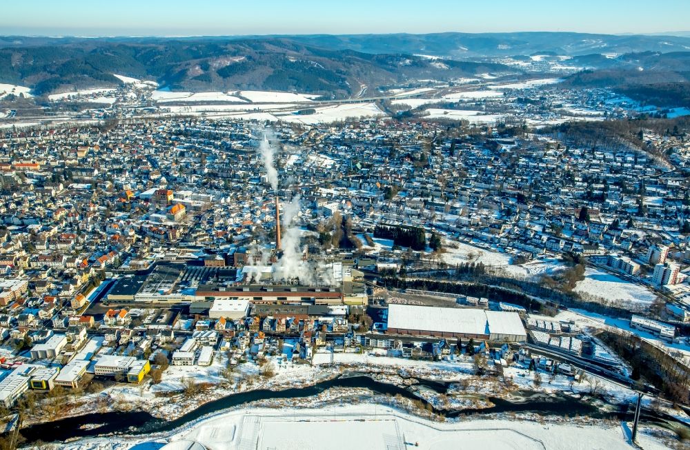 Luftbild Arnsberg - Winterlich schneebedecktes Industrie- und Gewerbegebiet der Reno De Medici Arnsberg GmbH im Ortsteil Wennigloh in Arnsberg im Bundesland Nordrhein-Westfalen