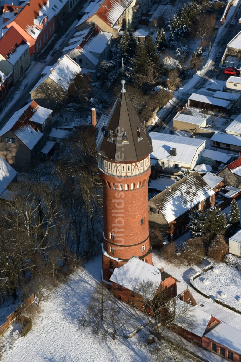 Luftbild Burg - Winterlich schneebedecktes Industriedenkmal Wasserturm in Burg im Bundesland Sachsen-Anhalt