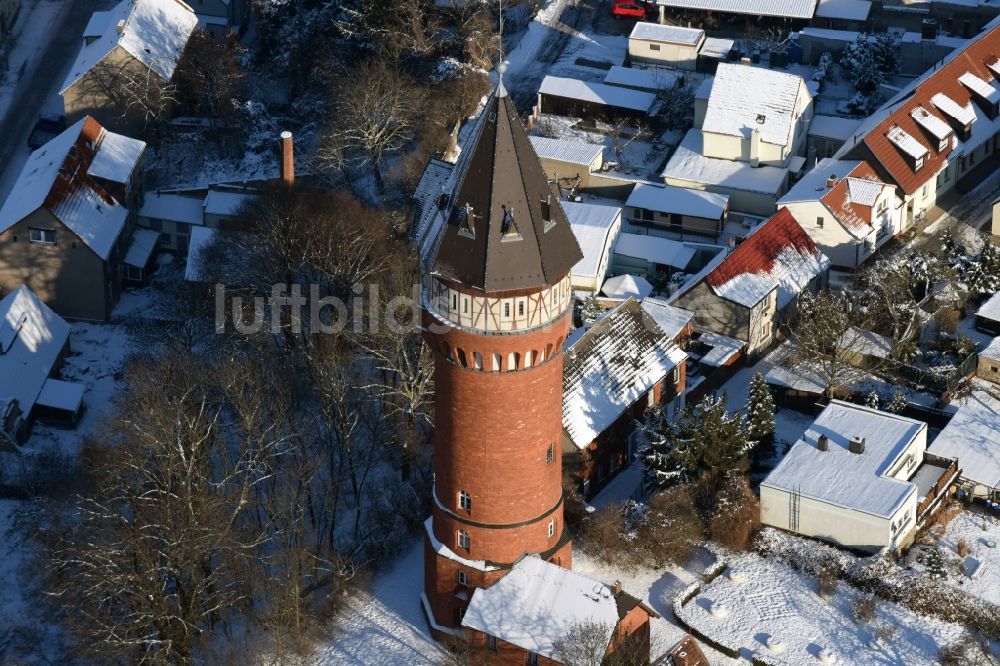 Luftaufnahme Burg - Winterlich schneebedecktes Industriedenkmal Wasserturm in Burg im Bundesland Sachsen-Anhalt