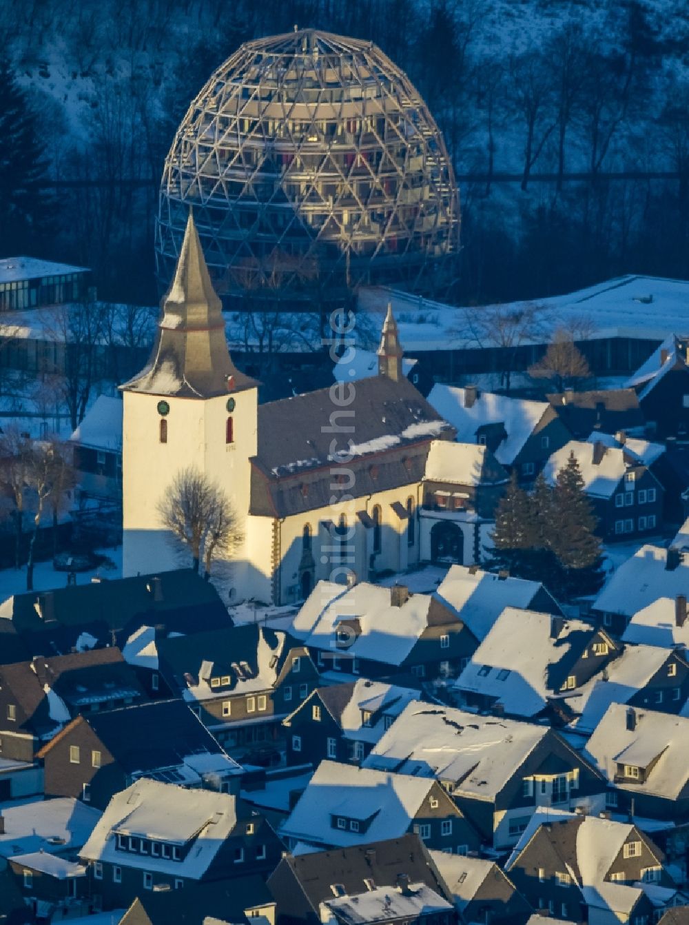 Luftaufnahme Winterberg - Winterlich schneebedecktes Innenstadtzentrum in Winterberg im Bundesland Nordrhein-Westfalen