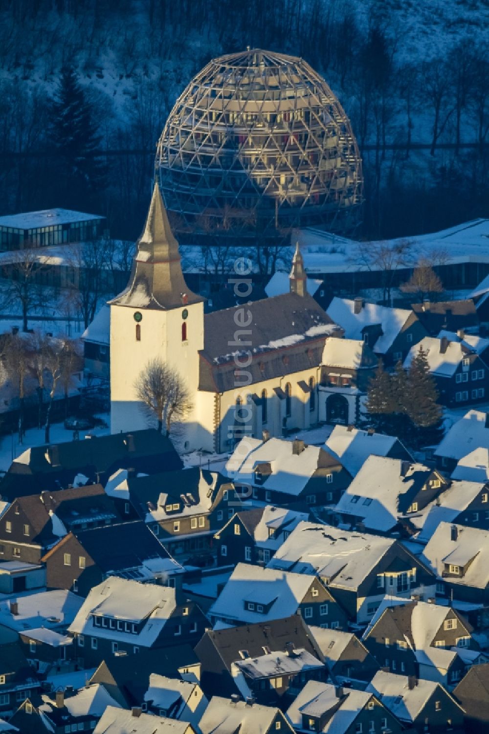 Winterberg von oben - Winterlich schneebedecktes Innenstadtzentrum in Winterberg im Bundesland Nordrhein-Westfalen