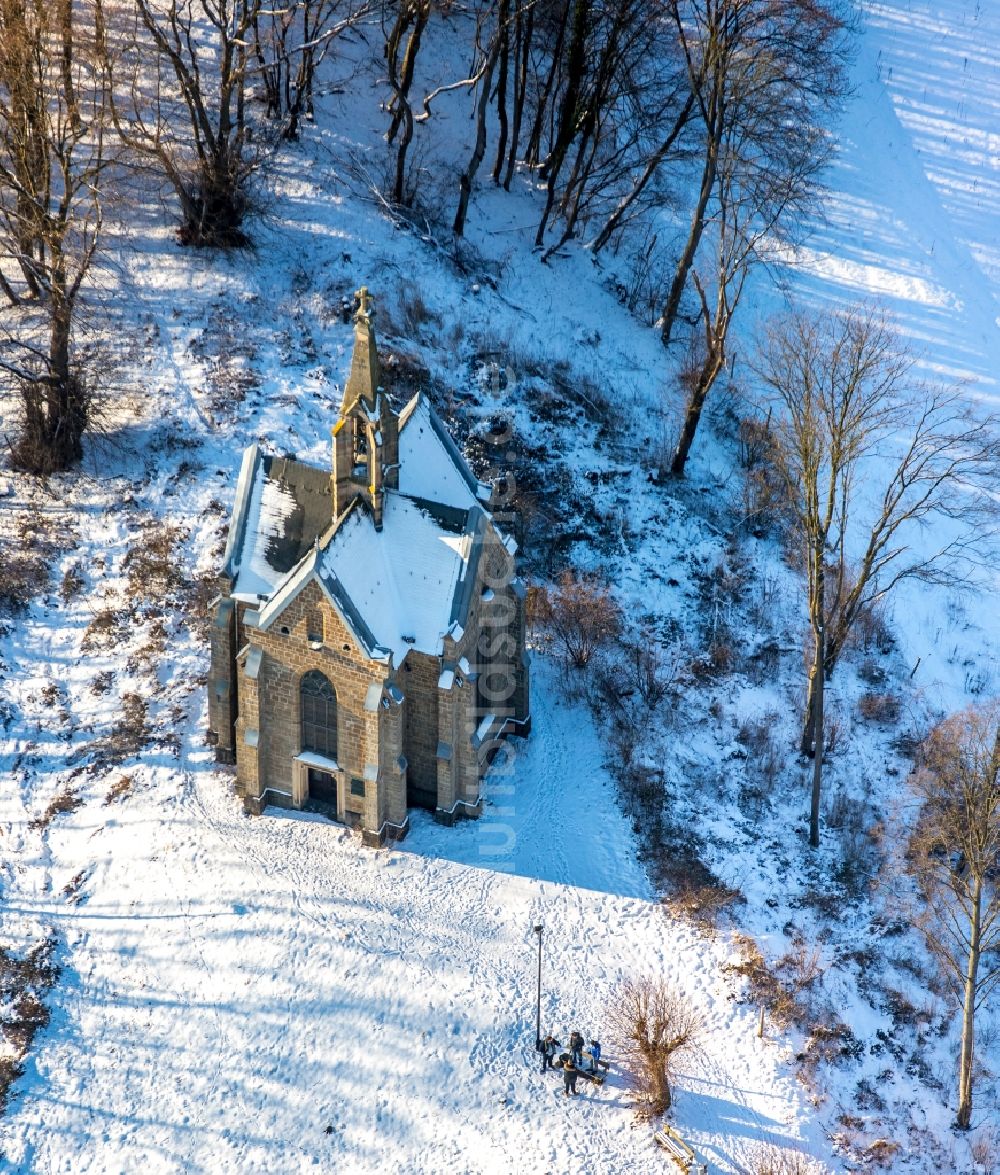 Arnsberg aus der Vogelperspektive: Winterlich schneebedecktes Kirchengebäude der Kapelle in Arnsberg im Bundesland Nordrhein-Westfalen