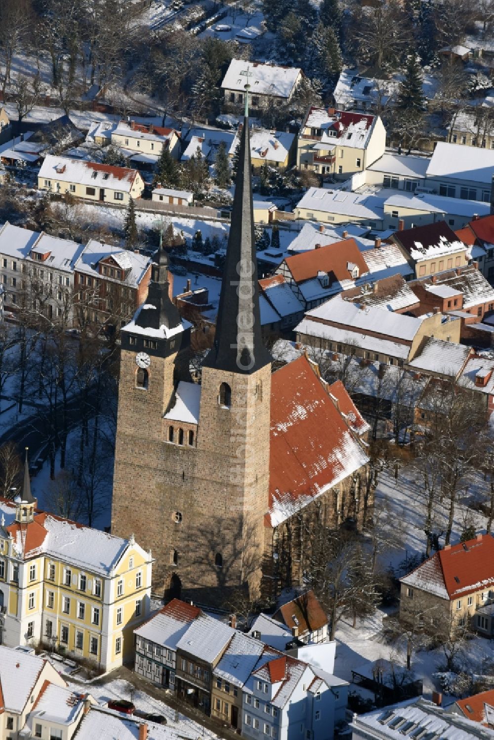 Burg von oben - Winterlich schneebedecktes Kirchengebäude Unser Lieben Frauen im Altstadt- Zentrum in Burg im Bundesland Sachsen-Anhalt