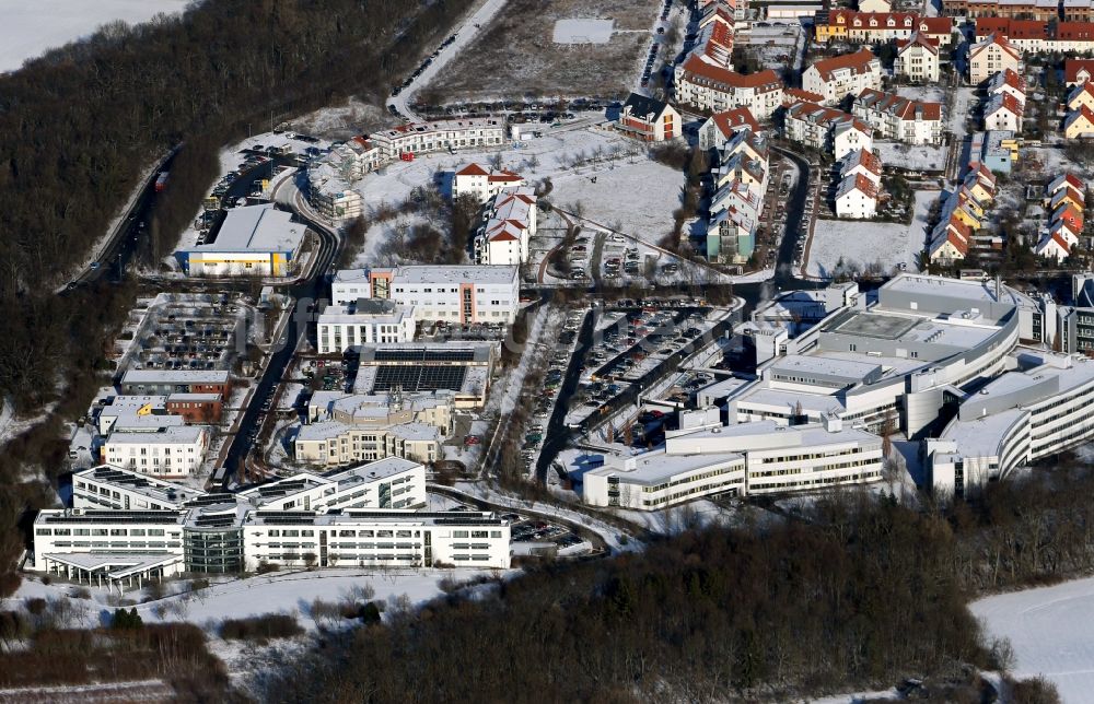 Luftbild Weimar - Winterlich schneebedecktes Klinikgelände des Krankenhauses Sophien- und Hufelandklinikum in Weimar im Bundesland Thüringen