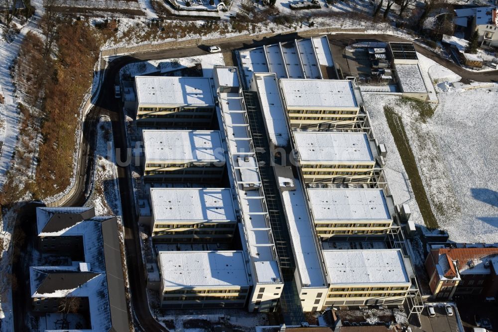 Luftaufnahme Brandenburg an der Havel - Winterlich schneebedecktes Klinikgelände des Krankenhauses Städtischen Klinikums in Brandenburg an der Havel im Bundesland Brandenburg